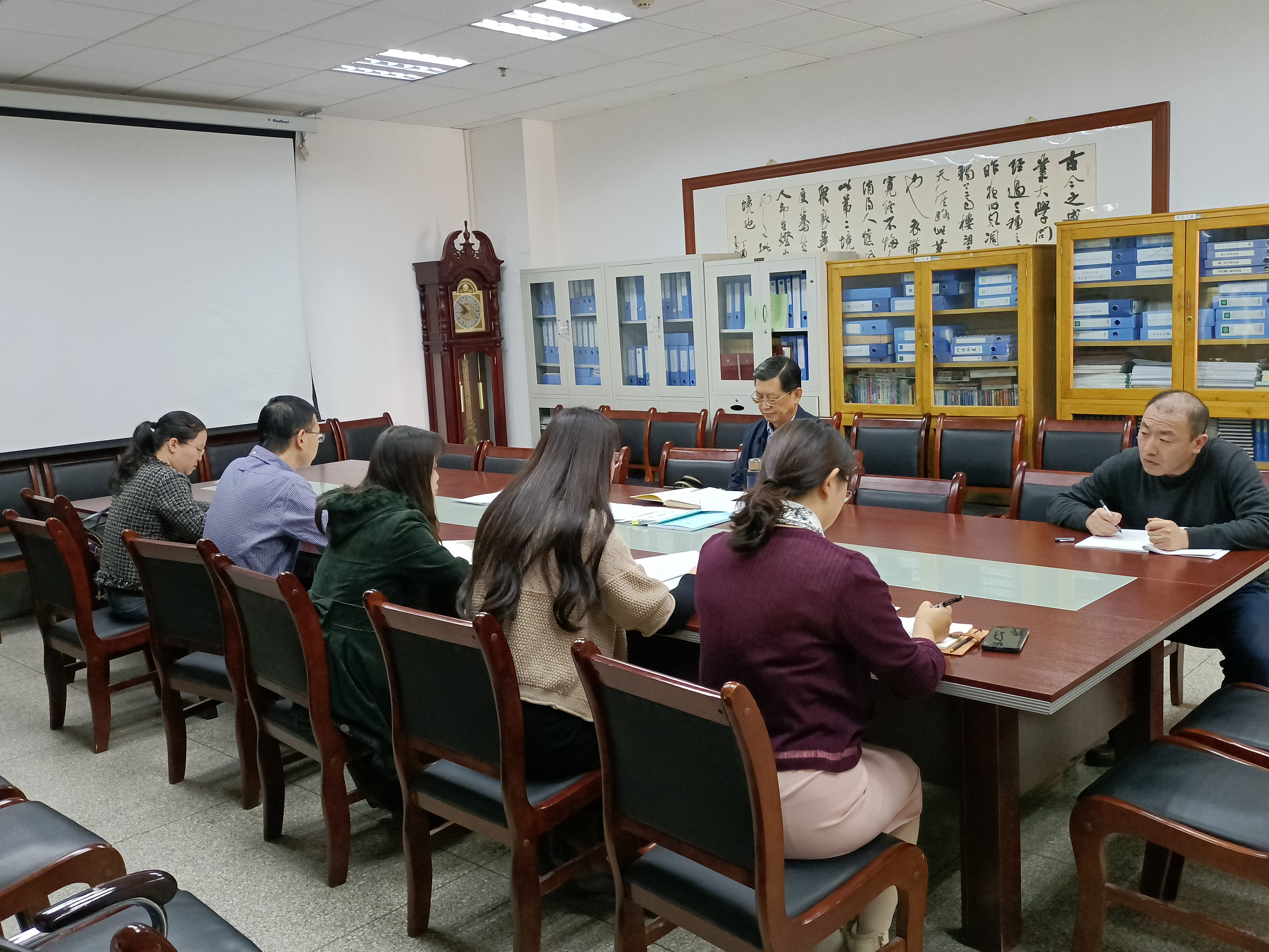 学院党委书记杨雅琼,副书记焦娜汇报了学院就业工作的现状,存在的