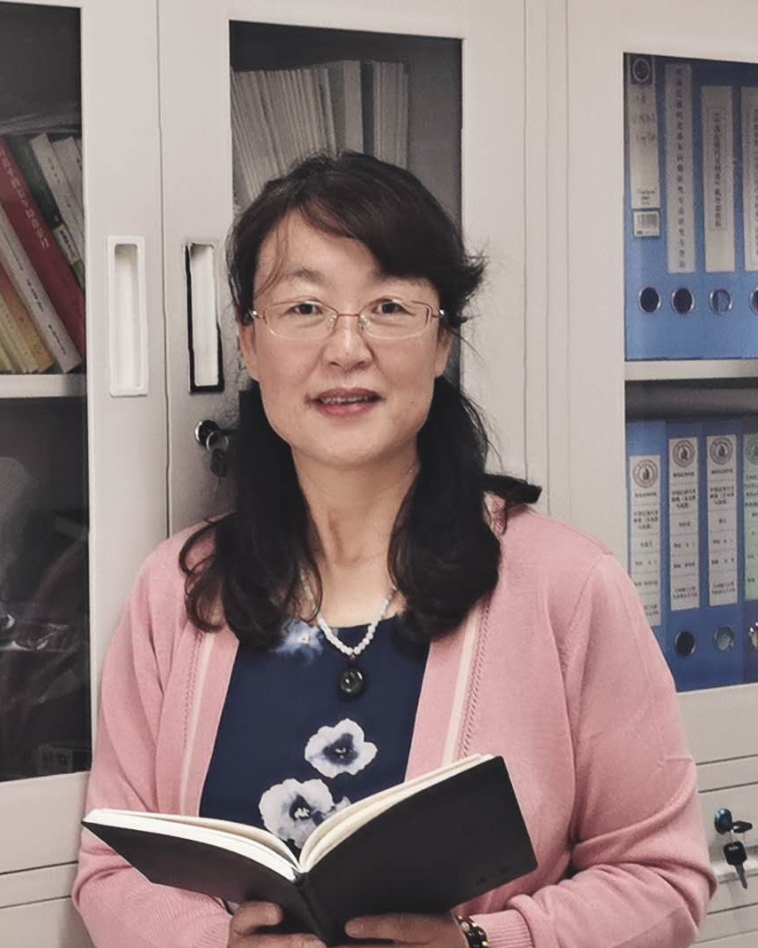 苟颖萍：做学生喜欢的“会系扣子”的思政课教师 | 2020年师德标兵风采展