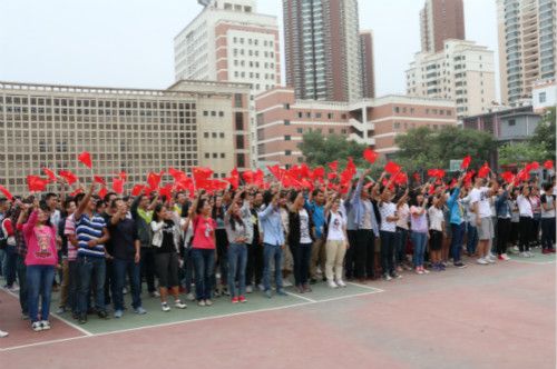 学校师生集体观看抗战胜利70周年阅兵式