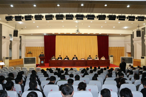 学校2015中干会：围绕“四个全面”，落实重点工作，推进内涵建设
