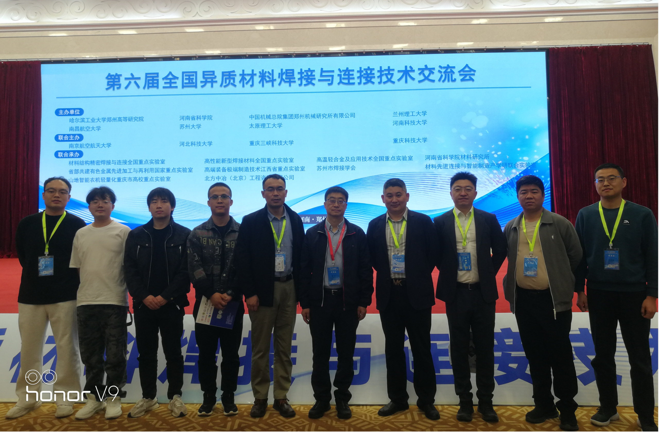 左下角的英文删了