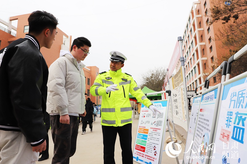 甘肃兰州：国家宪法日 普法进高校