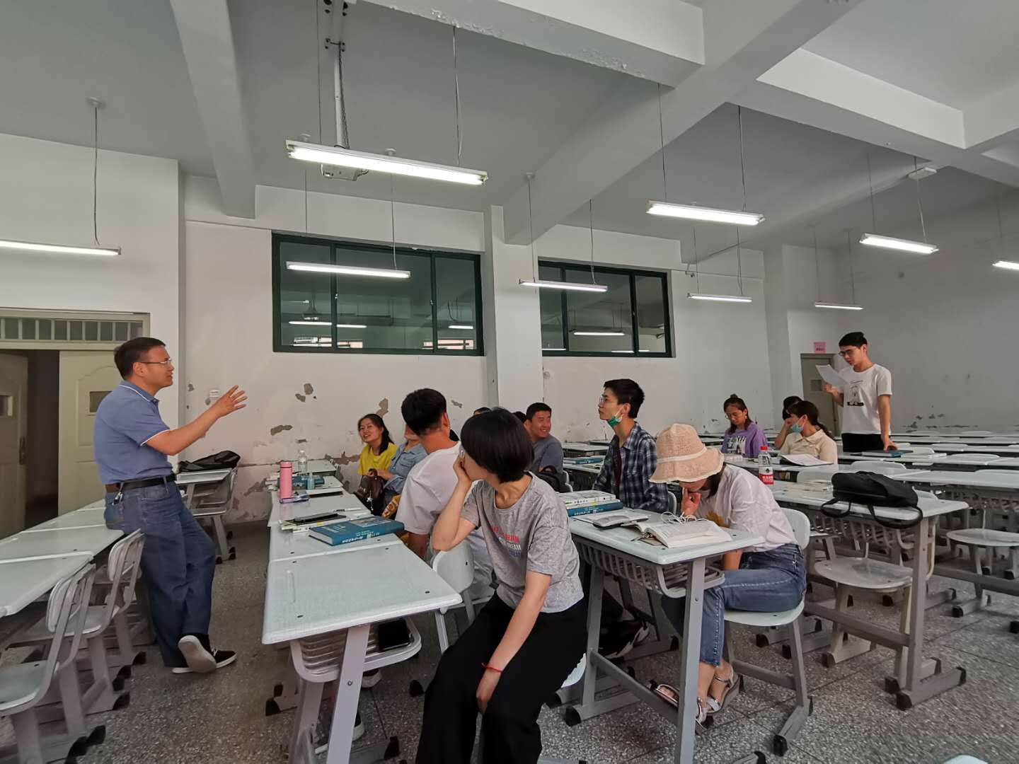 伍国强教授与学生一起探讨生命科学相关知识