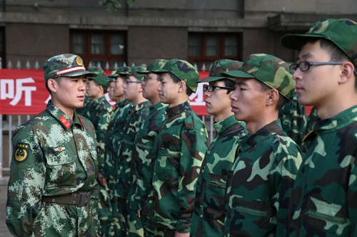 刻苦训练树新风 艰苦磨练强意志——2015级新生军训掠影