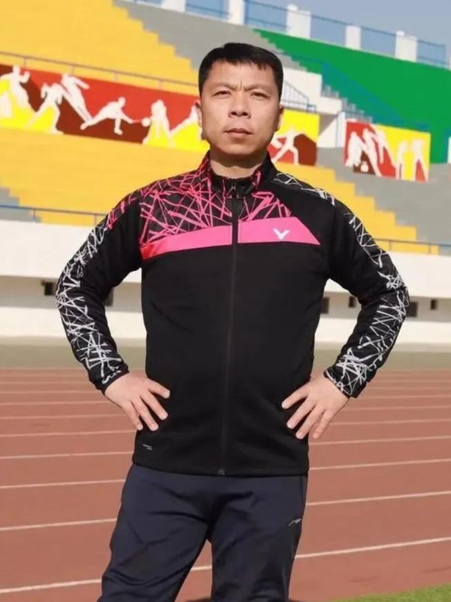 羽毛球教师郭春锋：“以球会友，忠于课堂”